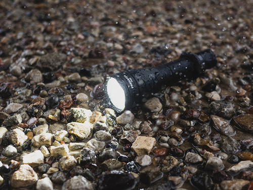 Latarka Armytek Predator Pro Magnet USB / Biały